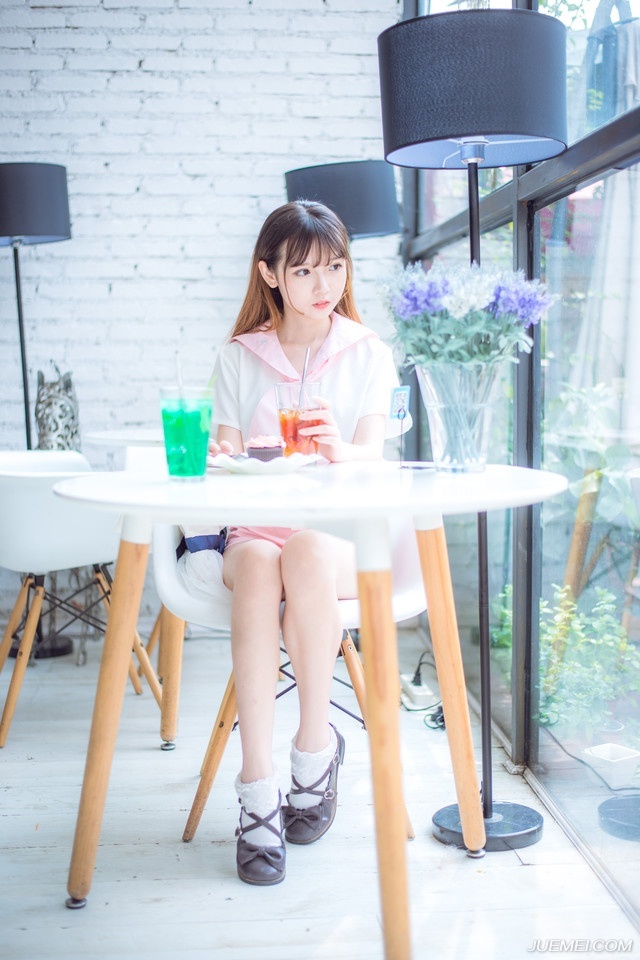 “二哥。”就在此时，门外进来一名风尘仆仆的汉子，一身百姓打扮，若非双目间目光有些慑人，乍一看去，与普通百姓无异，见到诸葛亮，躬身一拜。